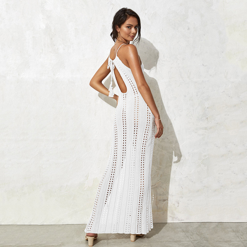 Ilga be rankovių suknelė iš perforuotos megztinės su šoninėmis įkirpomis ir atvira nugara, paplūdimio stilius