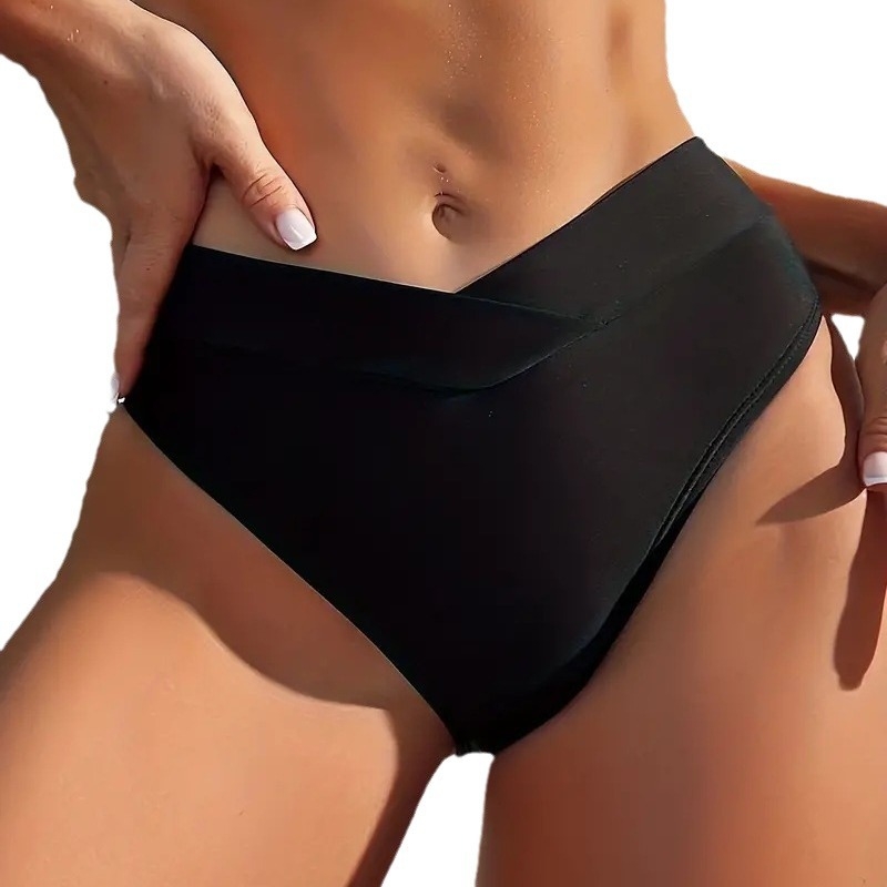 Lenjerie intimă feminină fără cusături, dintr-un singur articol, cu țesătură din poliester respirantă, uscare rapidă (80–90% poliester).