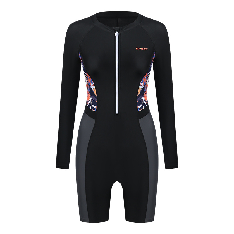 Egyrészes női fürdőruha, hosszú ujjakkal, melltámaszt tartalmazó, anyaga kémiai rosták keveréke 45% nylon, bélés poliészter