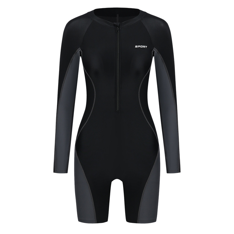 Egyrészes női fürdőruha, hosszú ujjakkal, melltámaszt tartalmazó, anyaga kémiai rosták keveréke 45% nylon, bélés poliészter