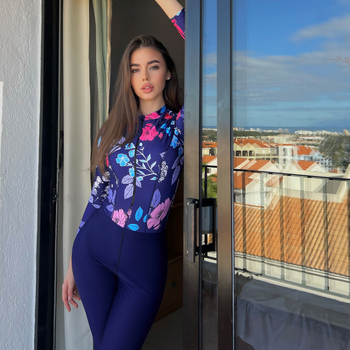 Moterų dviejų dalių maudymosi kostiumėlis su ilgomis rankovėmis ir briefs tipo apatine dalimi, konservatyvaus stiliaus, saulės apsauga, poliesteris, įmontuota krūties pagalvėlė, be plieno atramos