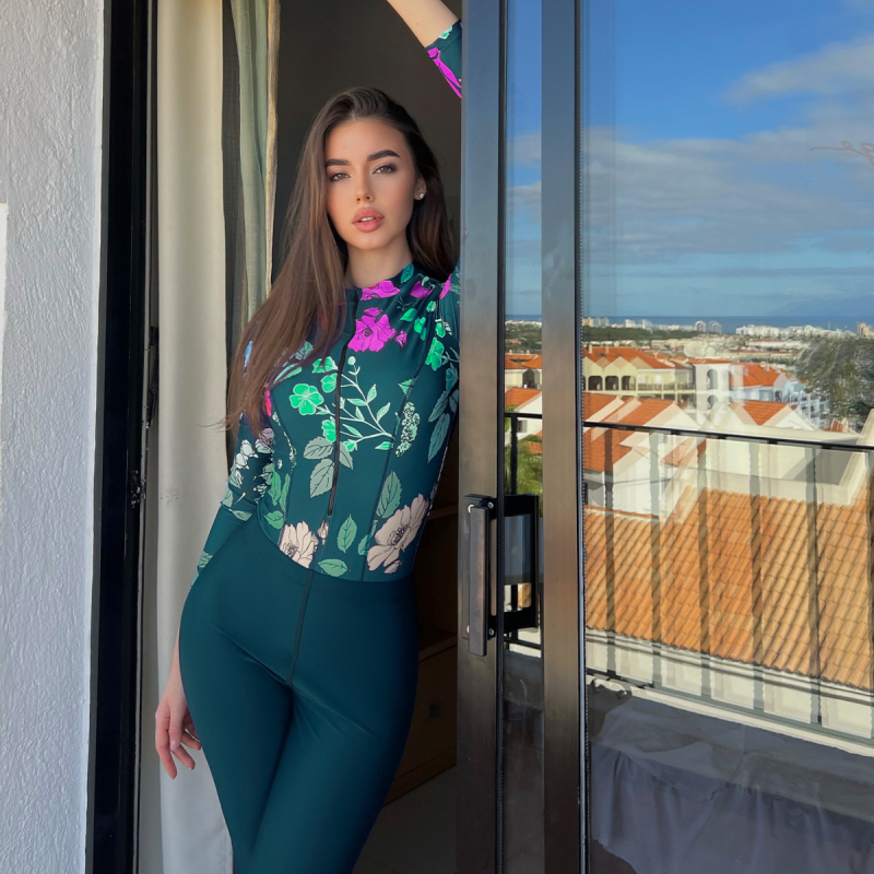 Moterų dviejų dalių maudymosi kostiumėlis su ilgomis rankovėmis ir briefs tipo apatine dalimi, konservatyvaus stiliaus, saulės apsauga, poliesteris, įmontuota krūties pagalvėlė, be plieno atramos