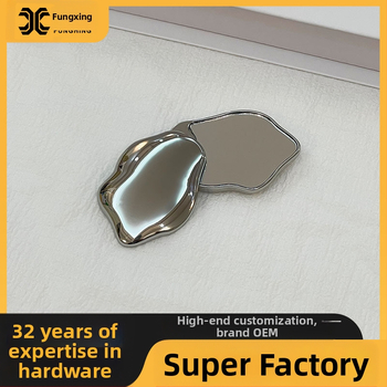 Огледало за грим - портативно, със сърцевидна форма, метална рамка, стъклена леща, възможност за печат на лого