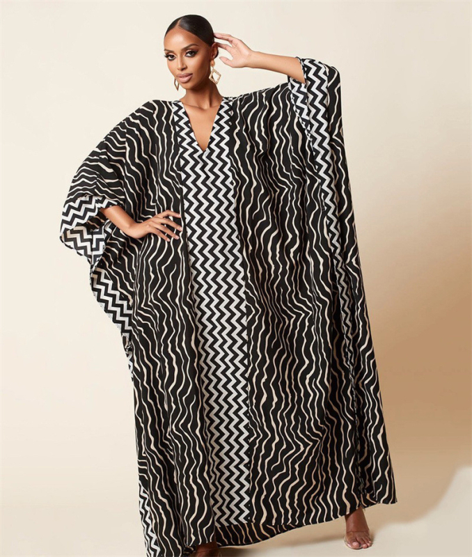 Ilga paplūdimio suknelė-cover up su geometriniu raštu, poliesteris 210 g/m², pamušalas 100% poliesteris, tinkama plaukiojimui ir brisdant vandens