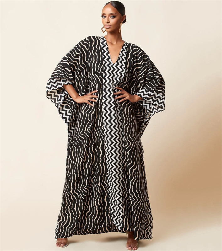 Ilga paplūdimio suknelė-cover up su geometriniu raštu, poliesteris 210 g/m², pamušalas 100% poliesteris, tinkama plaukiojimui ir brisdant vandens
