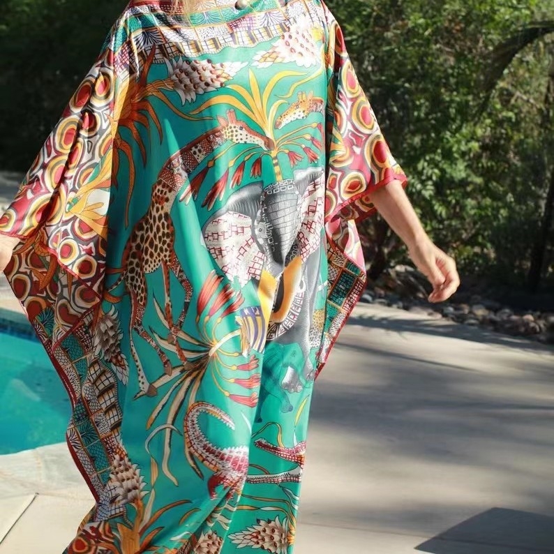 Μακριά φόρεμα με μανίκια τύπου bat, ethnic ρετρό σιλουέτα, ύφασμα πολυεστερικό σατινέ, επένδυση πολυεστερική, βάρος υφάσματος 280 g/m²