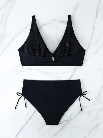 Két részes női bikini szett, párnázott melltartóval, fémes merevítés nélkül, kiváló rugalmasságú anyag; külső anyag: 82% poliészter, 18% spandex; bélés: poliészter; tömeg: 250 g; ujj nélküli felső; alsó rész: briefs