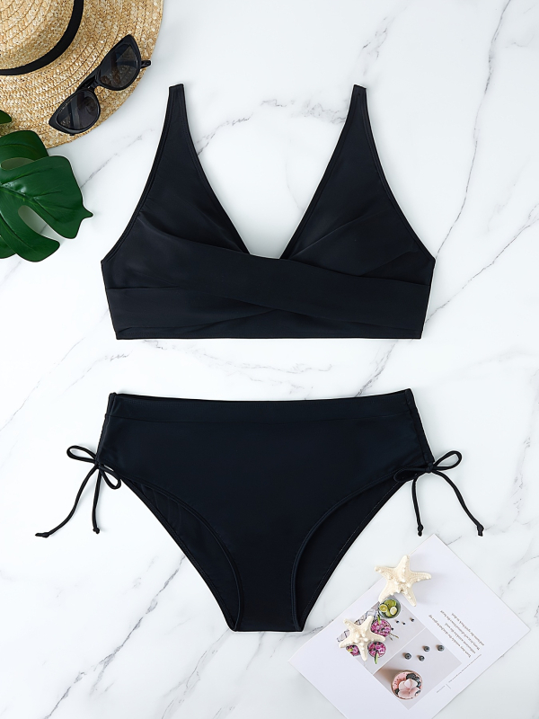 Két részes női bikini szett, párnázott melltartóval, fémes merevítés nélkül, kiváló rugalmasságú anyag; külső anyag: 82% poliészter, 18% spandex; bélés: poliészter; tömeg: 250 g; ujj nélküli felső; alsó rész: briefs