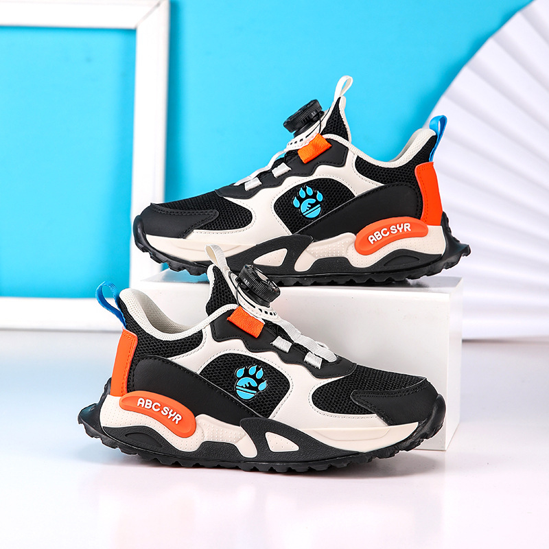 Fiúknak készült futócipő: lélegző hálós felsőrész, mesterséges bőr, EVA talp, forgó gombos zárás, könnyű és ütéscsillapító