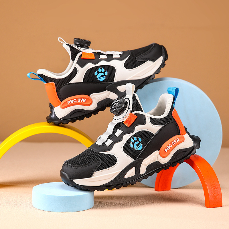 Fiúknak készült futócipő: lélegző hálós felsőrész, mesterséges bőr, EVA talp, forgó gombos zárás, könnyű és ütéscsillapító