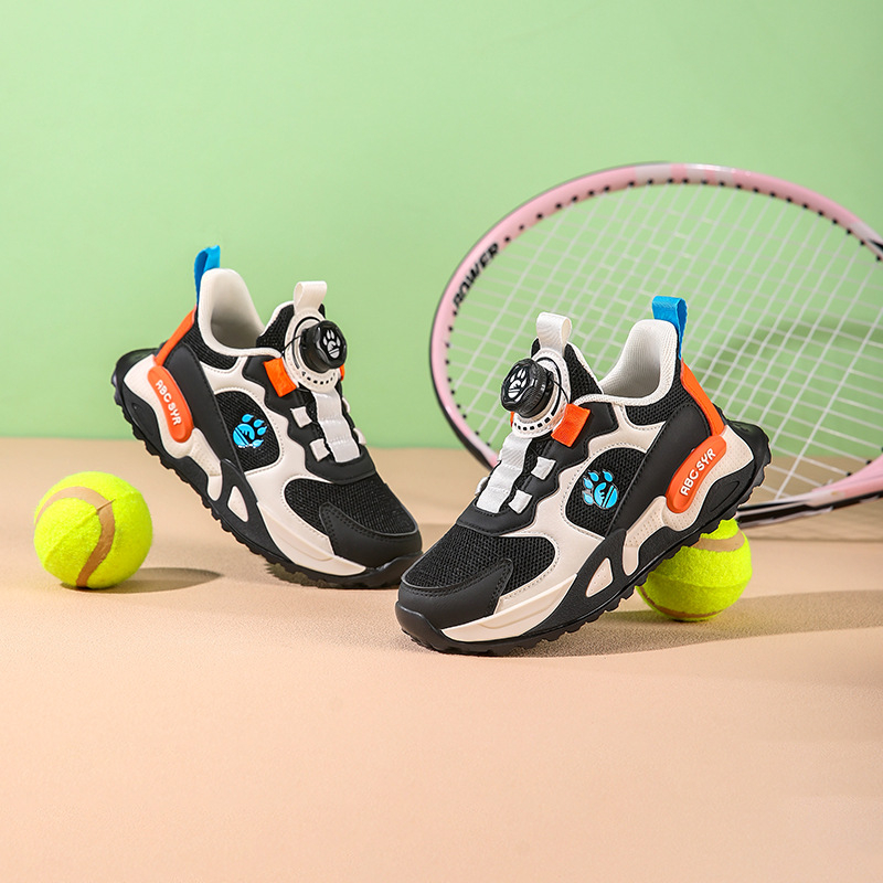 Fiúknak készült futócipő: lélegző hálós felsőrész, mesterséges bőr, EVA talp, forgó gombos zárás, könnyű és ütéscsillapító