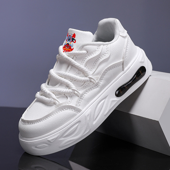 Bērnu sporta kurpes ar sintētisko ādu, bieza zole, priekšējā aizvēršana ar šņorēm, kompozīta zole, tīklveida iekšpuse