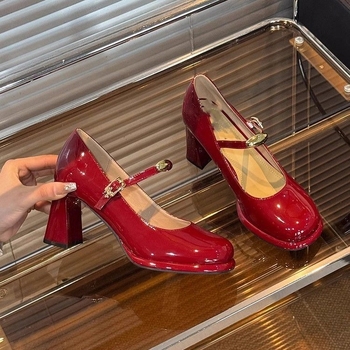 Mary Jane női cipő csattal, PU felsőrész, gumírozott talp, középmagas sarok 3–5 cm