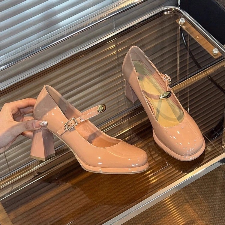 Mary Jane női cipő csattal, PU felsőrész, gumírozott talp, középmagas sarok 3–5 cm