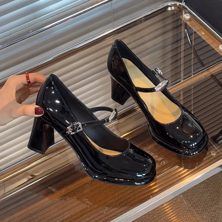 Mary Jane női cipő csattal, PU felsőrész, gumírozott talp, középmagas sarok 3–5 cm