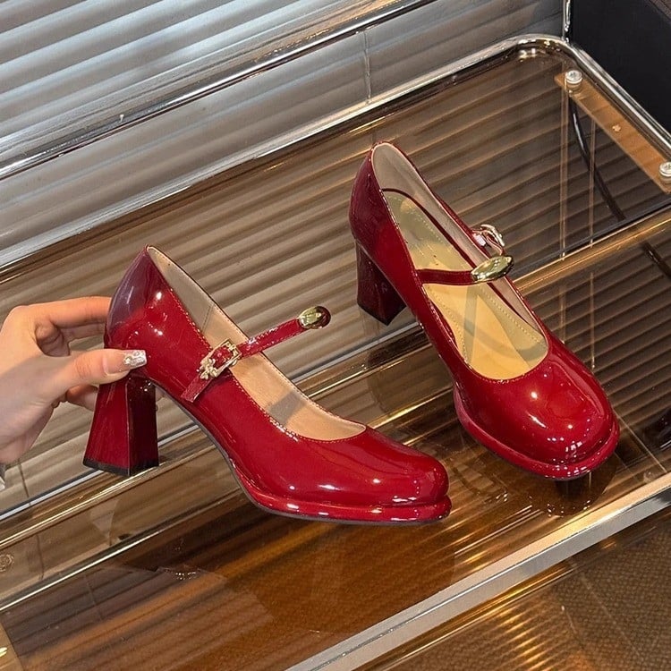 Mary Jane női cipő csattal, PU felsőrész, gumírozott talp, középmagas sarok 3–5 cm