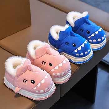 Bērnu kokvilnas čības ziemai 2024, neslīdošas, haizivs zīmējums – karikatūra, zīmols Pig beside, zole PVC, vecuma grupas 1–3;4–6;13–16, stils karikatūra