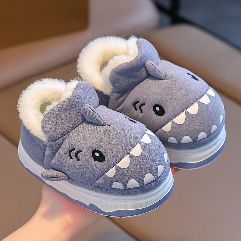 Bērnu kokvilnas čības ziemai 2024, neslīdošas, haizivs zīmējums – karikatūra, zīmols Pig beside, zole PVC, vecuma grupas 1–3;4–6;13–16, stils karikatūra