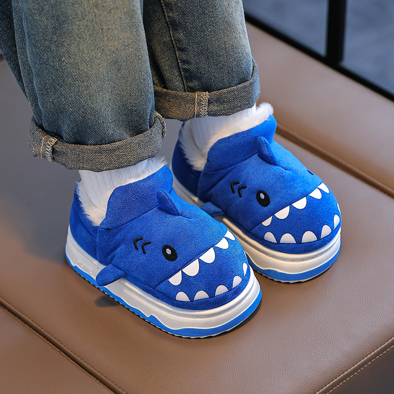 Bērnu kokvilnas čības ziemai 2024, neslīdošas, haizivs zīmējums – karikatūra, zīmols Pig beside, zole PVC, vecuma grupas 1–3;4–6;13–16, stils karikatūra