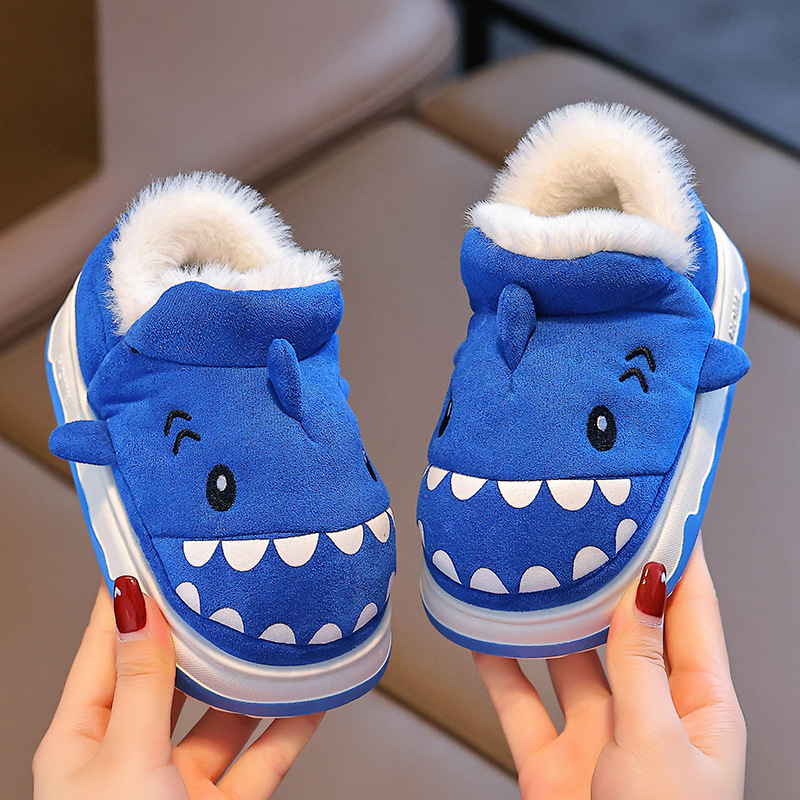 Bērnu kokvilnas čības ziemai 2024, neslīdošas, haizivs zīmējums – karikatūra, zīmols Pig beside, zole PVC, vecuma grupas 1–3;4–6;13–16, stils karikatūra