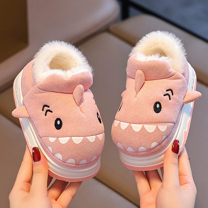 Bērnu kokvilnas čības ziemai 2024, neslīdošas, haizivs zīmējums – karikatūra, zīmols Pig beside, zole PVC, vecuma grupas 1–3;4–6;13–16, stils karikatūra