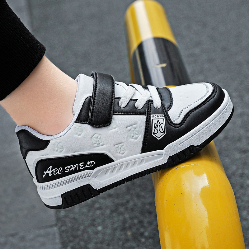 Bērnu ikdienas apavi ar Velcro aizdari, augšdaļa no sintētiskās ādas, gumijas zole, zems potītes augstums, plaid raksts.