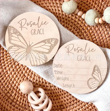 Εξατομικευμένο κρεμαστό με όνομα μωρού από Basswood — μοντέρνο μινιμαλιστικό σχέδιο από ξύλο