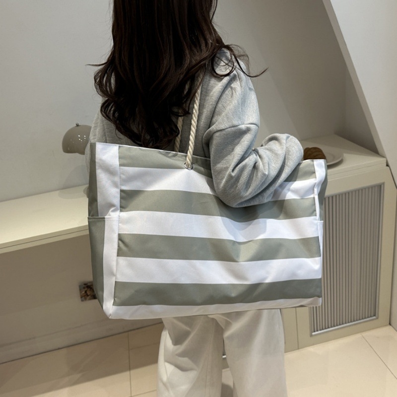 Vászonból készült kubus alakú strandtáska, sokoldalú utazási szervező kozmetikumokkal, íróasztal és fürdőszobai tárolással