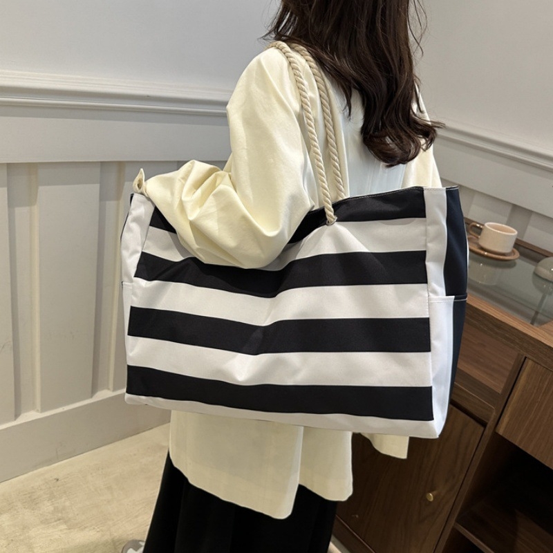 Vászonból készült kubus alakú strandtáska, sokoldalú utazási szervező kozmetikumokkal, íróasztal és fürdőszobai tárolással