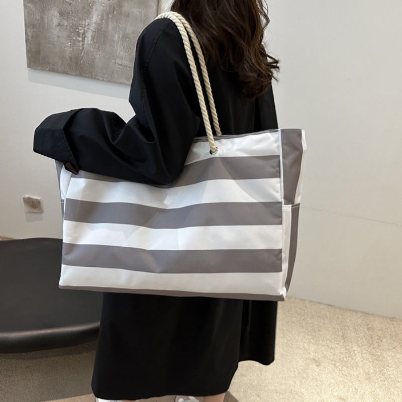 Vászonból készült kubus alakú strandtáska, sokoldalú utazási szervező kozmetikumokkal, íróasztal és fürdőszobai tárolással