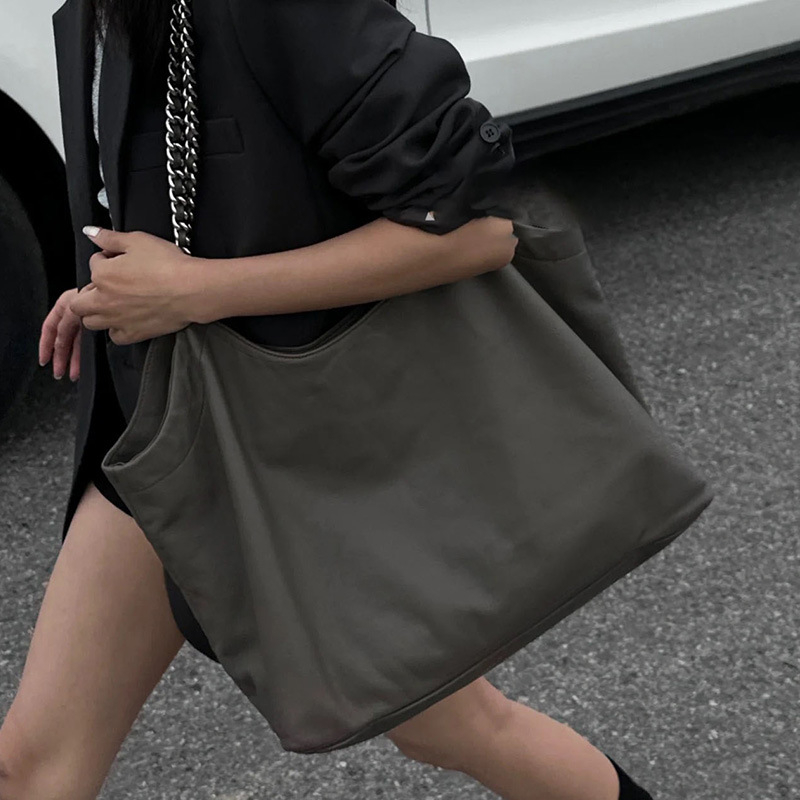 PU anyagú tote táska, városi egyszerű stílus, láncos vállpánt, bucket dizájn, őszi 2024