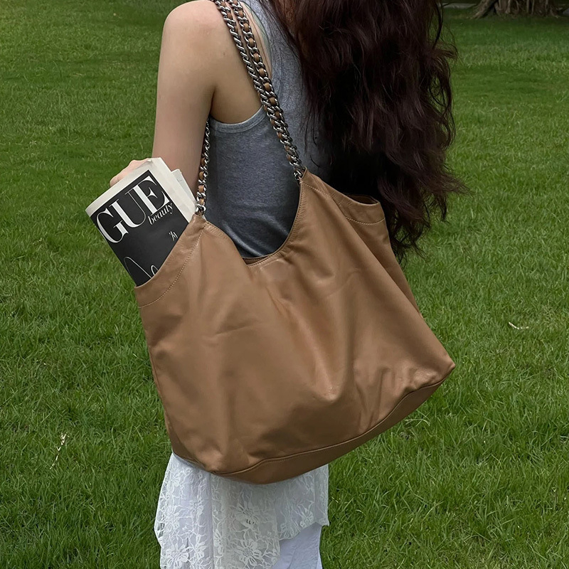 PU anyagú tote táska, városi egyszerű stílus, láncos vállpánt, bucket dizájn, őszi 2024