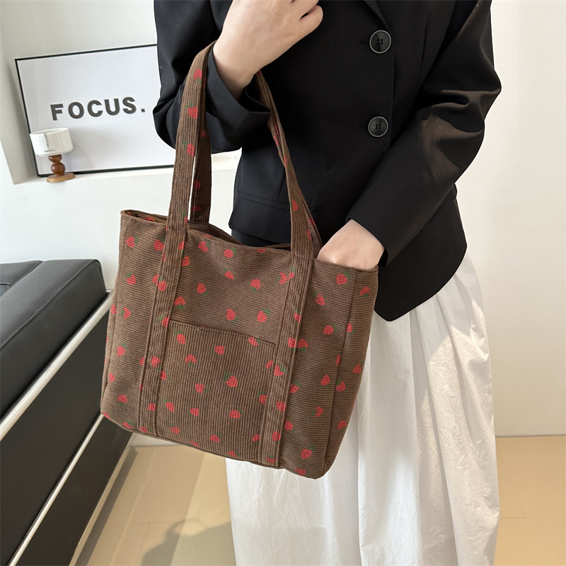 Corduroy anyagú tote táska eper mintával, friss és édes stílus, cipzár, nagy kapacitás, horizontálisan négyszögletes forma, mindennapi használatra