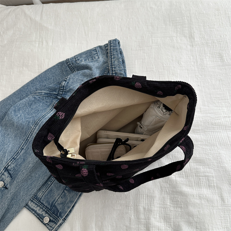 Corduroy anyagú tote táska eper mintával, friss és édes stílus, cipzár, nagy kapacitás, horizontálisan négyszögletes forma, mindennapi használatra