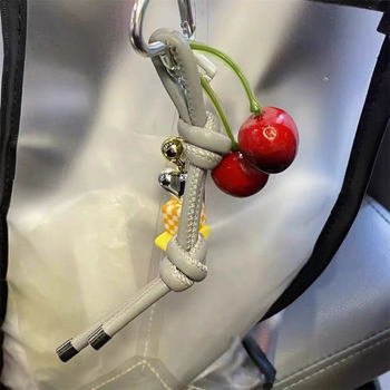 Miu Cherry Cream μπρελόκ για τσάντα – χειροποίητο πλεκτό από πλαστικό/ρητίνη, τοτέμ μοτίβο, στυλ μόδας για μετακίνηση