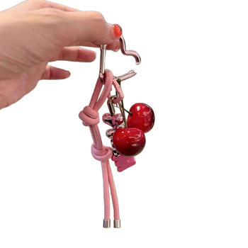 Miu Cherry Cream μπρελόκ για τσάντα – χειροποίητο πλεκτό από πλαστικό/ρητίνη, τοτέμ μοτίβο, στυλ μόδας για μετακίνηση