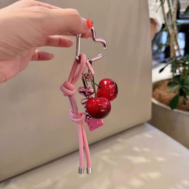Miu Cherry Cream Brelok za torbicu – ručno pleteni, plast/smola materijal, totem uzorak, gradski stil svakodnevne vožnje