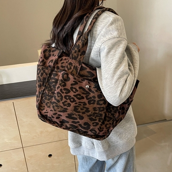Платнена торба за пазаруване с леопардов принт - торба тип кофичка, цип за затваряне, подплата от полиестер, вътрешен джоб с цип и джоб за телефон, двойни презрамки