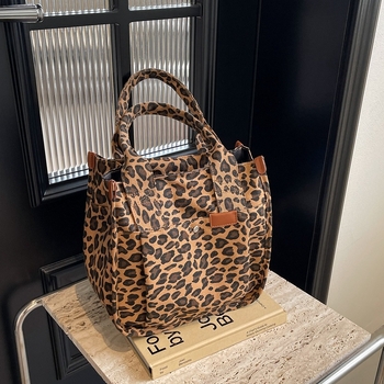 Платнена торба за пазаруване с леопардов принт - торба тип кофичка, цип за затваряне, подплата от полиестер, вътрешен джоб с цип и джоб за телефон, двойни презрамки