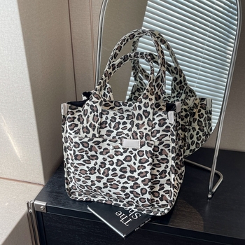 Платнена торба за пазаруване с леопардов принт - торба тип кофичка, цип за затваряне, подплата от полиестер, вътрешен джоб с цип и джоб за телефон, двойни презрамки