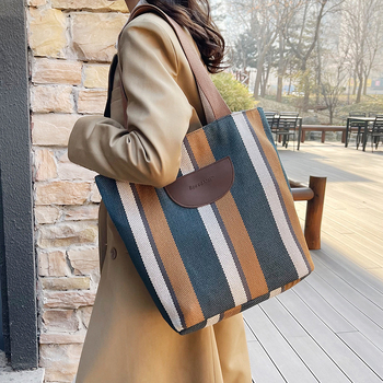 Urban egyszerű stílusú tote táska, Oxford anyagból, függőleges négyzet alakú sziluett, cipzáras nyitás, belső zsebek telefon és személyi igazolvány számára