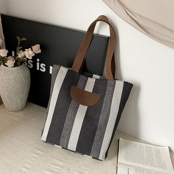 Urban egyszerű stílusú tote táska, Oxford anyagból, függőleges négyzet alakú sziluett, cipzáras nyitás, belső zsebek telefon és személyi igazolvány számára