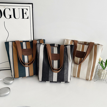 Urban egyszerű stílusú tote táska, Oxford anyagból, függőleges négyzet alakú sziluett, cipzáras nyitás, belső zsebek telefon és személyi igazolvány számára