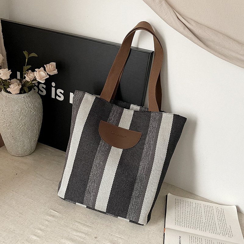 Urban egyszerű stílusú tote táska, Oxford anyagból, függőleges négyzet alakú sziluett, cipzáras nyitás, belső zsebek telefon és személyi igazolvány számára