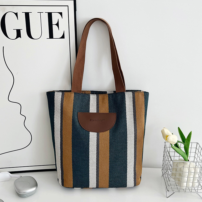 Urban egyszerű stílusú tote táska, Oxford anyagból, függőleges négyzet alakú sziluett, cipzáras nyitás, belső zsebek telefon és személyi igazolvány számára