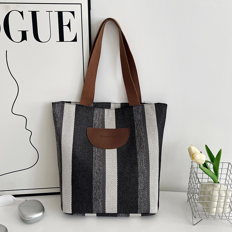 Urban egyszerű stílusú tote táska, Oxford anyagból, függőleges négyzet alakú sziluett, cipzáras nyitás, belső zsebek telefon és személyi igazolvány számára