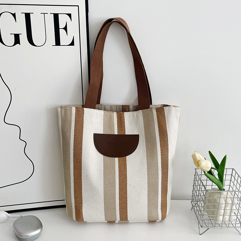 Urban egyszerű stílusú tote táska, Oxford anyagból, függőleges négyzet alakú sziluett, cipzáras nyitás, belső zsebek telefon és személyi igazolvány számára