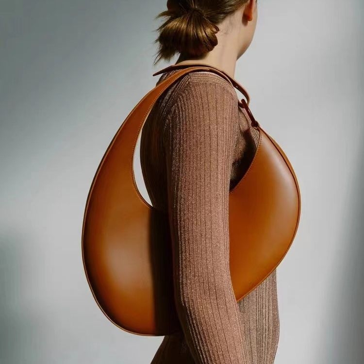 Geantă pentru subraț, formă ovală, material PU, închidere magnetică, buzunar intern pentru ID, curea simplă