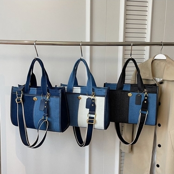 Vászon tote táska cipzárral, vízszintes négyzet alakú forma, nylon bélés, egy vállpánt, belső telefontartó zseb