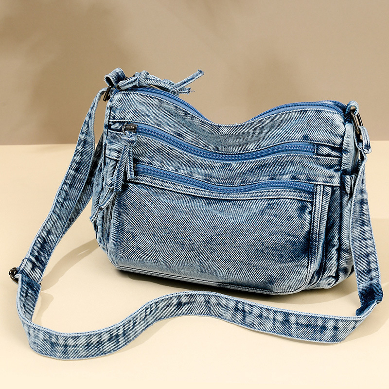 Denim keresztpántos válltáska utcai trendben, vízszintes négyszög alakú forma, belső cipzáros zseb, cipzáras nyitás